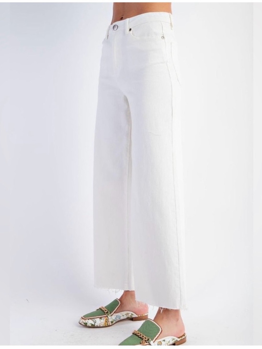Easel High-Rise Wide Leg, Raw Hem Jeans in White - Women